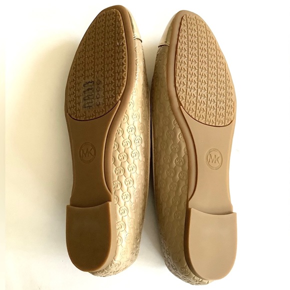 ⭐️NEW MICHAEL KORS LOGO GOLD FLATS SIZE 6⭐️ - Picture 2 of 3